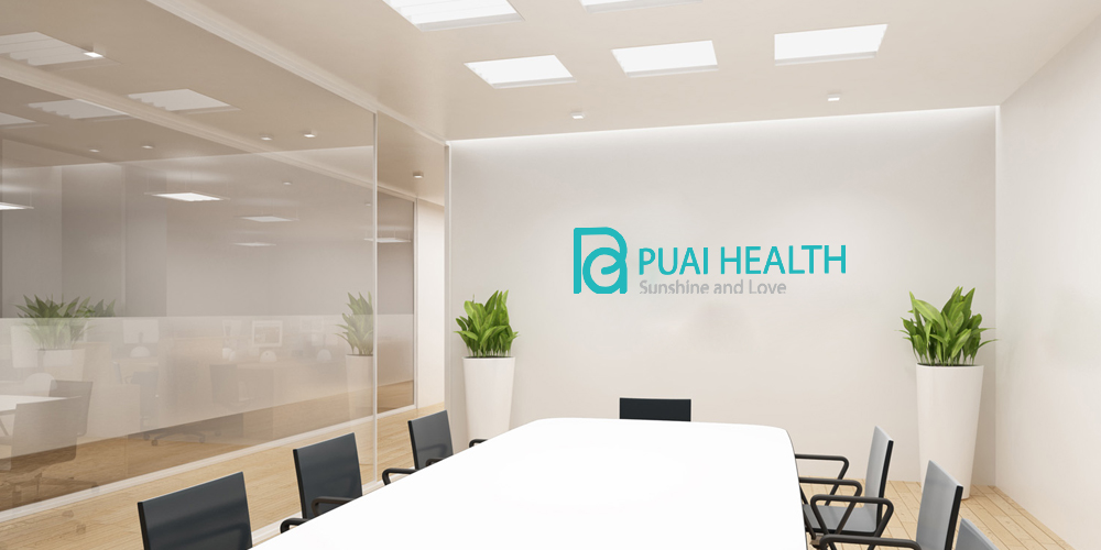 医疗健康行业logo设计案列_普爱健康logo设计墙上效果图_北京logo设计_高瑞品牌